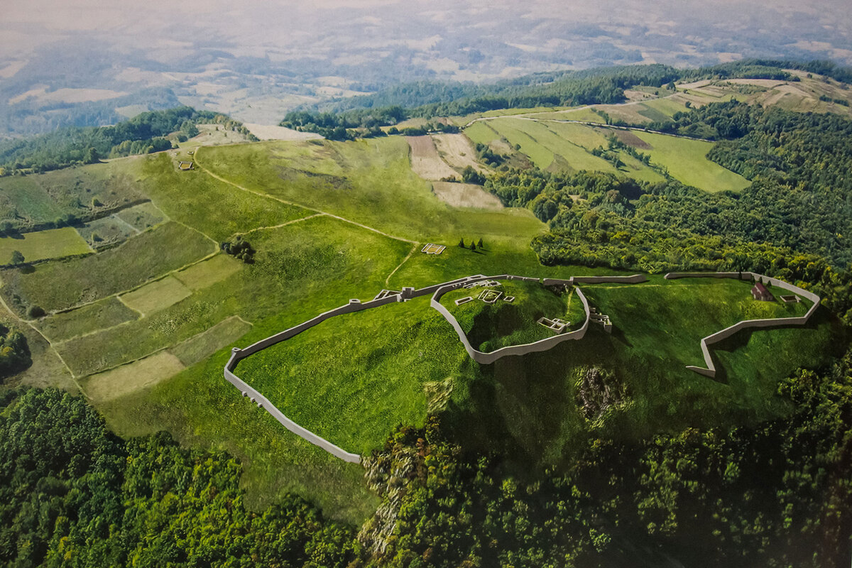 Vazdušni pogled na Gradinu sa konturama bedema