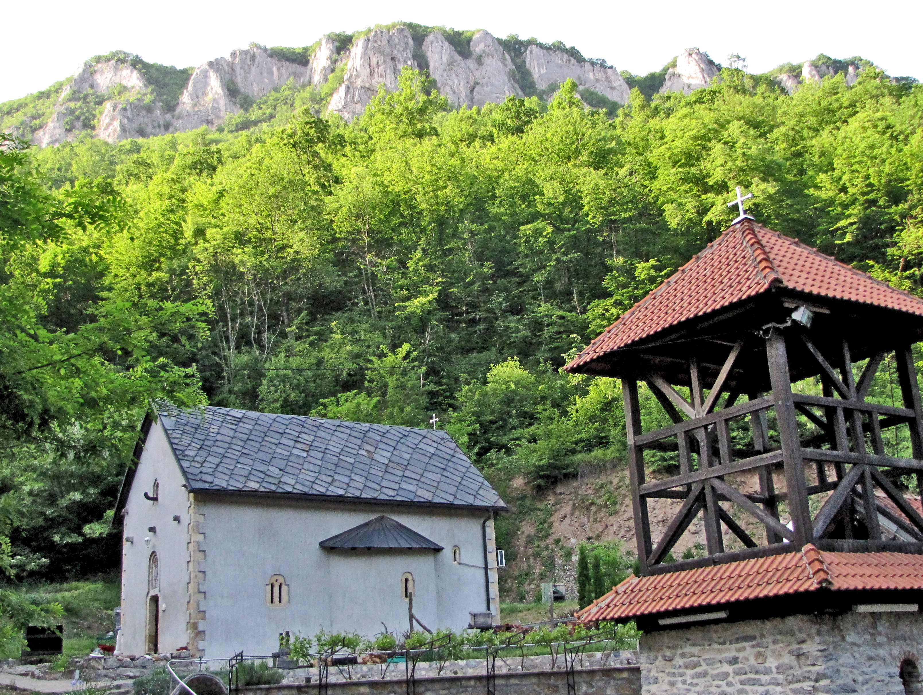 Konaci i porta manastira