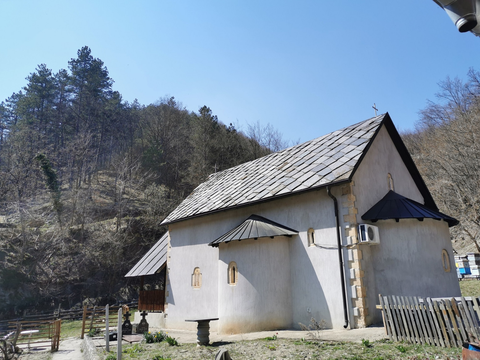 Crkva manastira Stjenik u proleće