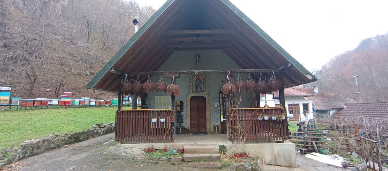 Pčelinjak ispred manastirske kapele
